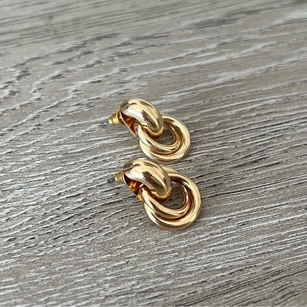 NEW | gold huggie hoop circle earrings